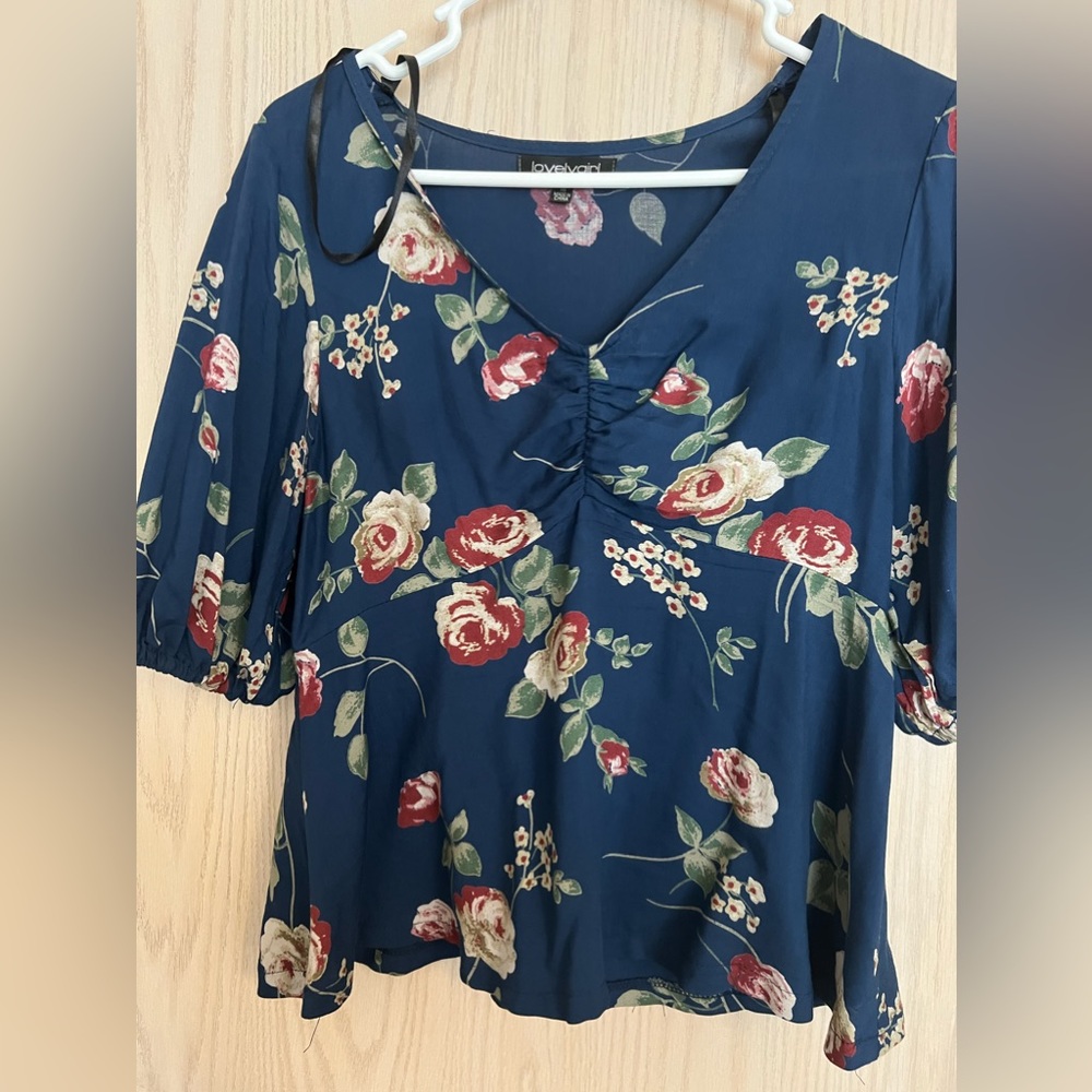 LOVELY GIRL FLORAL BLOUSE , side hidden zipper ,SIZE M GREAT USED CONDITION